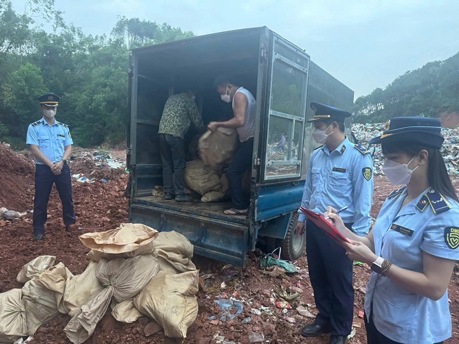 Lực lượng QLTT tỉnh Lạng Sơn giám sát chặt chẽ việc tiêu hủy 2.000 kg móng giò lợn không rõ nguồn gốc xuất xứ