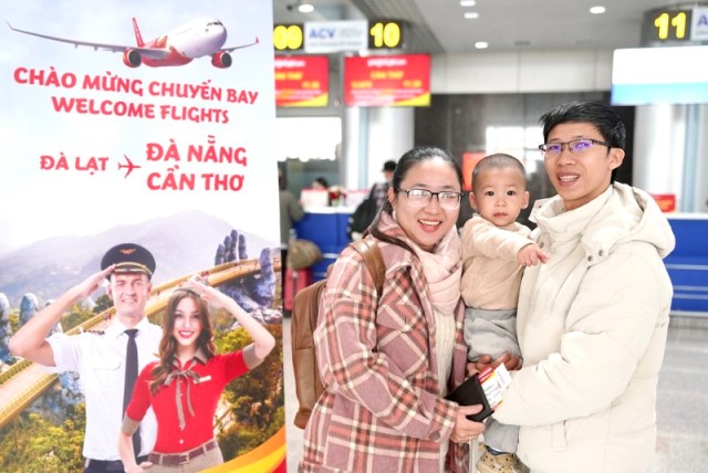 Hãng hàng không Vietjet mở lại cùng lúc các đường bay kết nối Đà Lạt-Cần Thơ, Đà Lạt-Đà Nẵng và Đà Nẵng-Phú Quốc (tỉnh Kiên Giang) trong hai ngày 7 và 8-11.