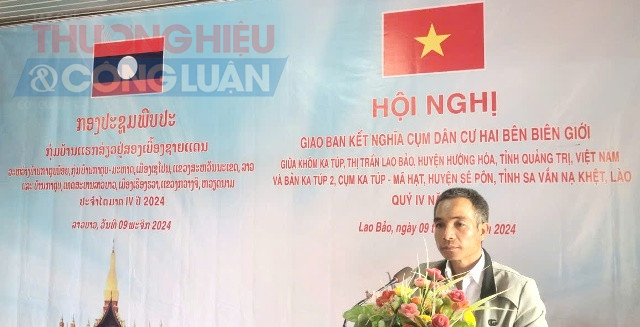 Ông Hồ Văn Thảo- Trưởng bản Ka Túp /Việt Nam báo cáo kết quả thực hiện quy chế kết nghĩa