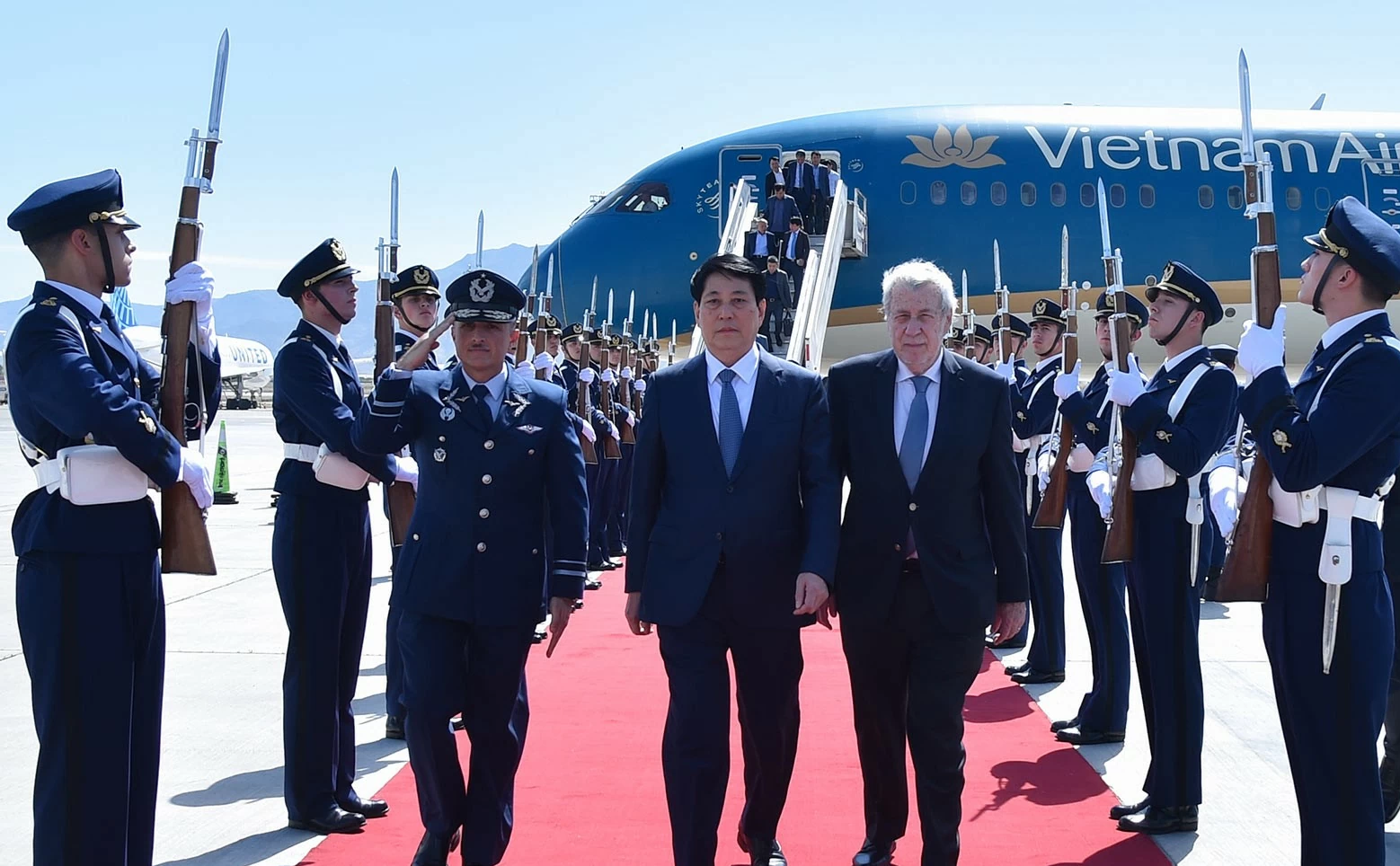 Chủ tịch nước Lương Cường đến Santiago - Gặp mặt cán bộ và cộng đồng người Việt Nam tại Chile