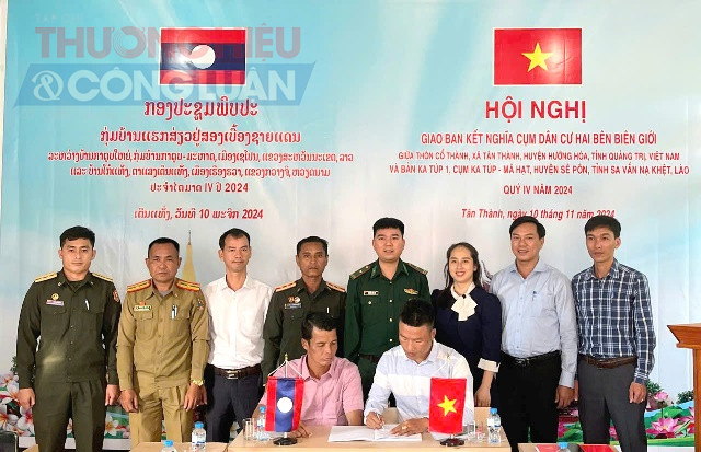 Đại diện 2 thôn, bản hai bên biên giới ký biên bản giao ban