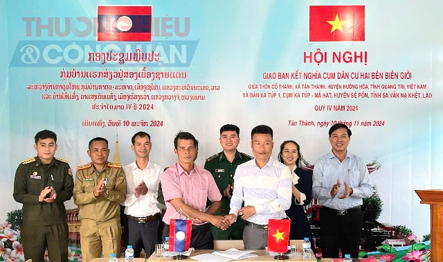 Đại diện 2 thôn, bản hai bên biên giới ký biên bản giao ban