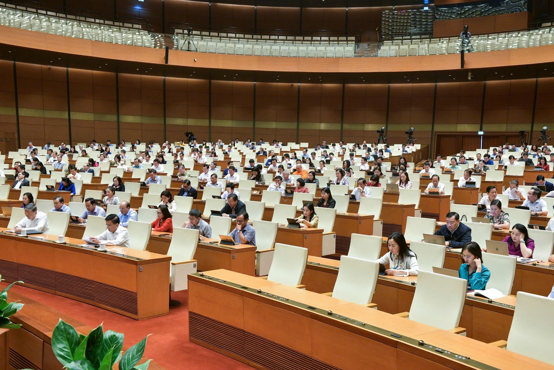 Hôm nay, Quốc hội tiến hành chất vấn và trả lời chất vấn 2 nhóm vấn đề là Ngân hàng và Y tế