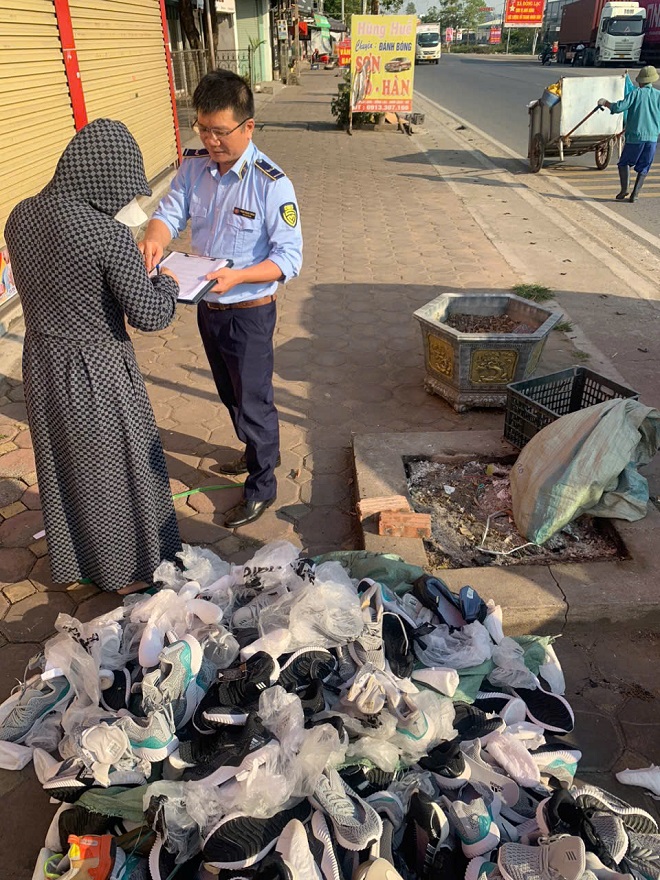 Tiêu hủy gần 100 đôi giày thể thao giả mạo nhãn hiệu Adidas