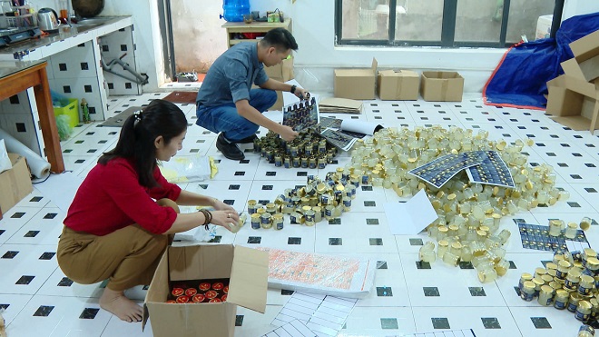 Lực lượng chức năng kiểm tra lô hàng tại kho