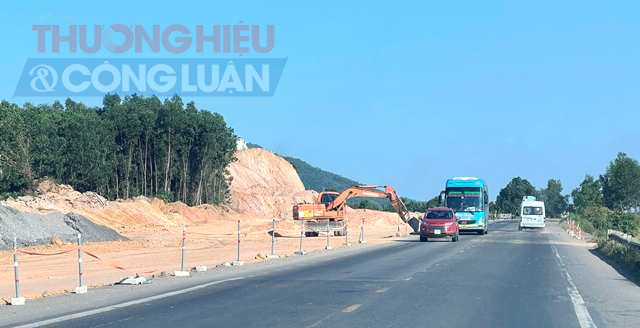 Thi công dự án cao tốc Hòa Liên - Túy Loan hiện còn vướng một số điểm chưa giải phóng mặt bằng. Ảnh: Hoàng Hữu Quyết