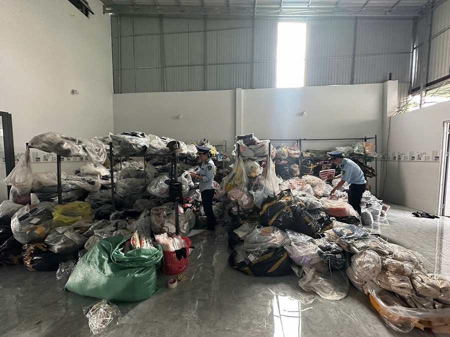 Phát hiện, xử phạt cửa hàng kinh doanh quần áo giả mạo nhãn hiệu Adidas