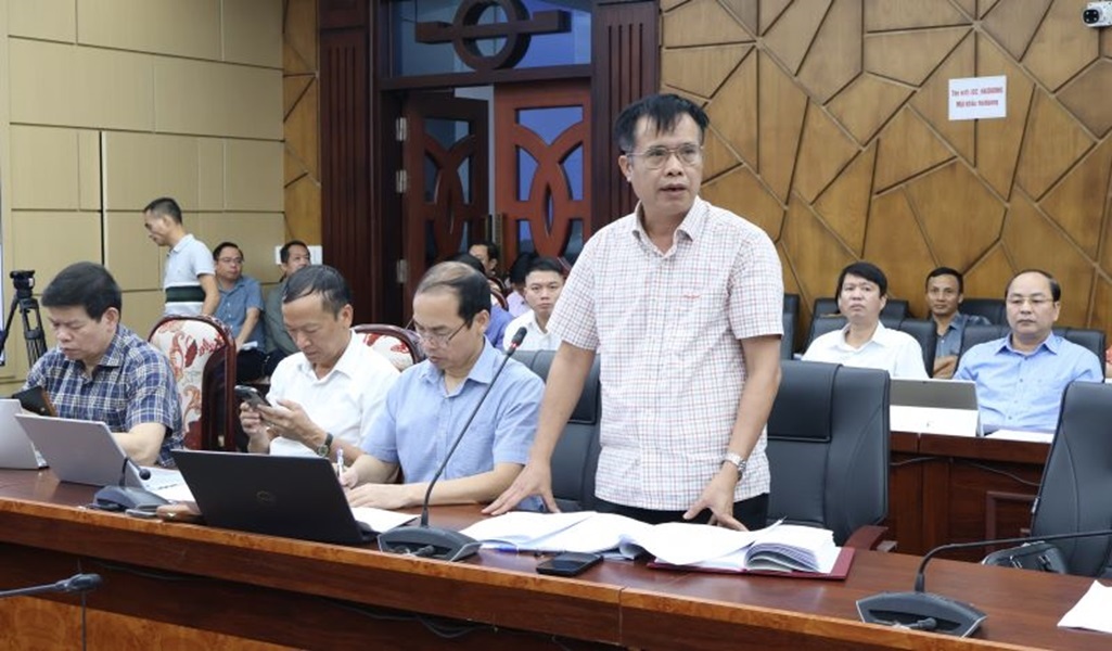 Ông Vũ Văn Tùng, Giám đốc Ban Quản lý dự án đầu tư phát biểu tham gia ý kiến tại cuộc họp Ông Vũ Văn Tùng, Giám đốc Ban Quản lý dự án đầu tư phát biểu tham gia ý kiến tại cuộc họp