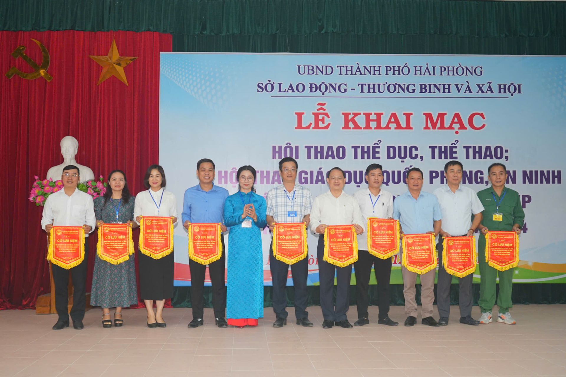 Phó Giám đốc Sở Lao động - Thương binh và Xã hội Phạm Thị Huyền trao cờ lưu niệm cho các cơ sở giáo dục nghề nghiệp tham gia Hội thao.