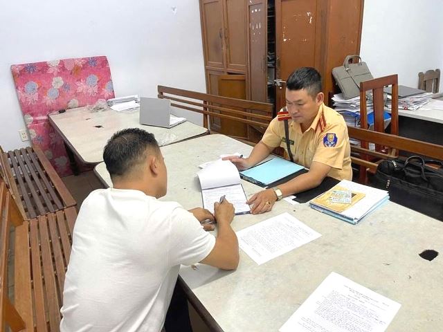 Tài xế Đặng Quốc Tài tại cơ quan Công an. Tài xế Đặng Quốc Tài tại cơ quan Công an.