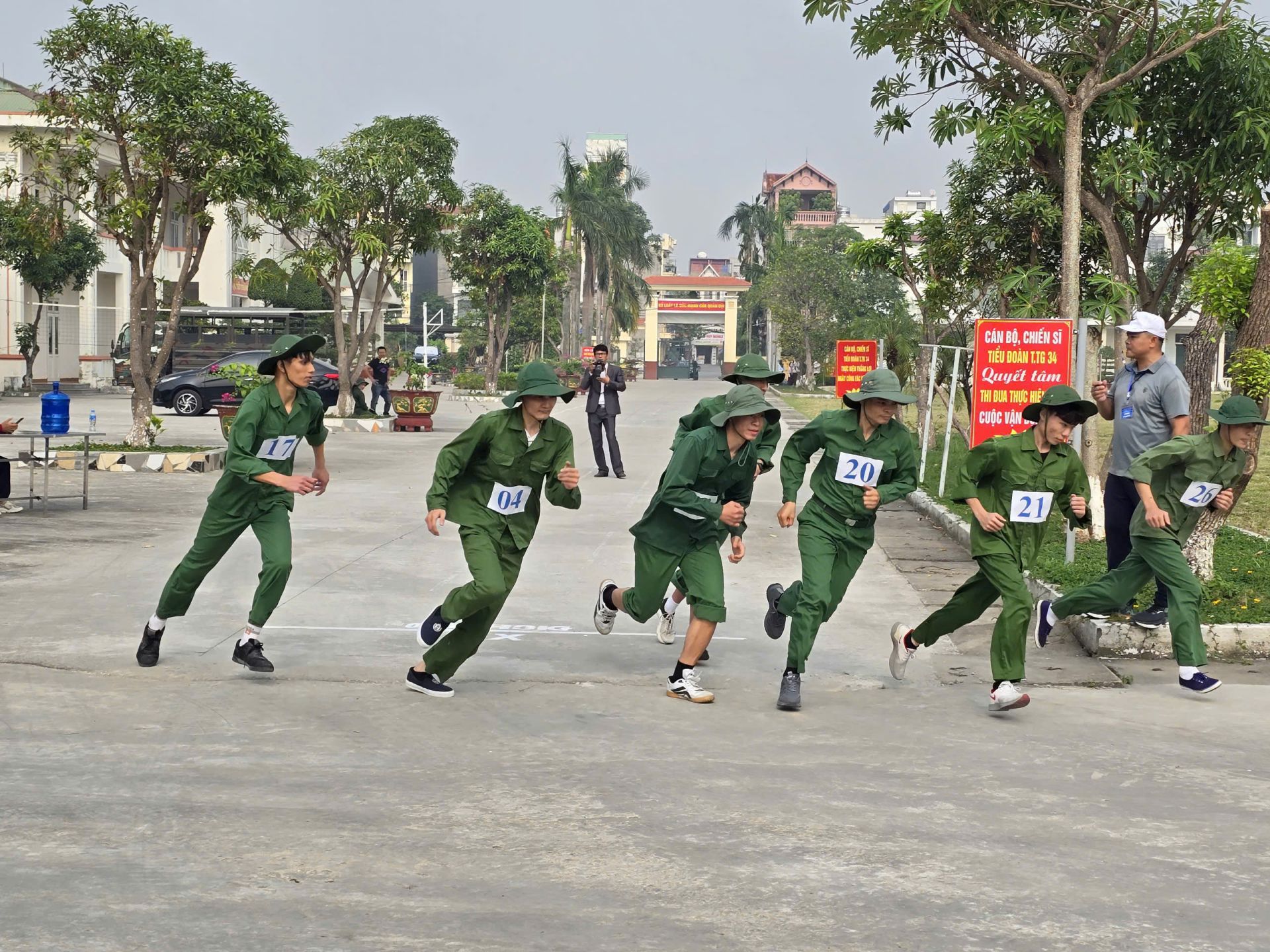 Các vận động viên tranh tài ở nội dung Chạy việt dã.