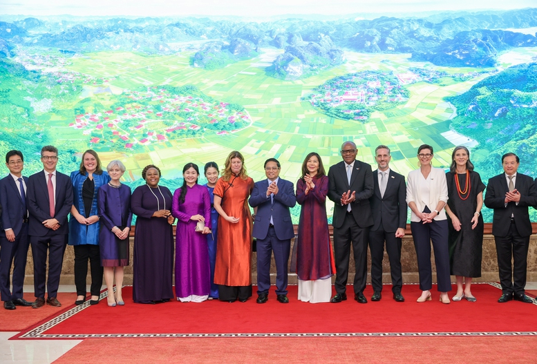 Thủ tướng Phạm Minh Chính cùng bà Pauline Tamesis, Điều phối viên Thường trú và các Trưởng đại diện các tổ chức của LHQ tại Việt Nam - Ảnh: VGP/Nhật Bắc