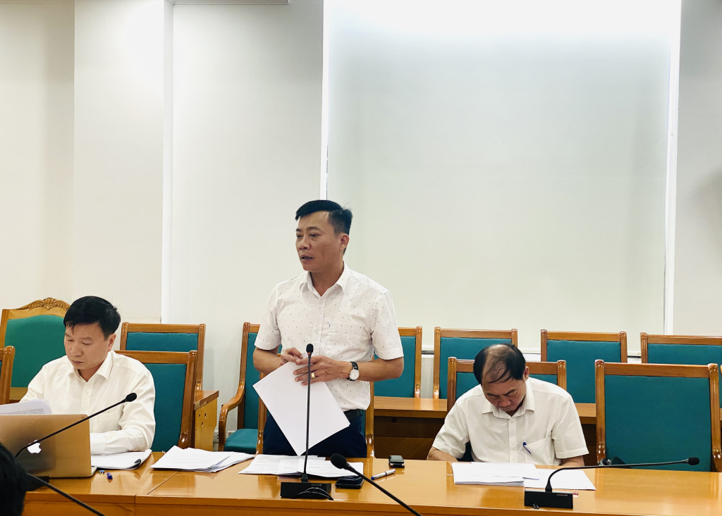 Lãnh đạo Sở Tài nguyên và Môi trường tỉnh tham gia ý kiến tại cuộc họp.