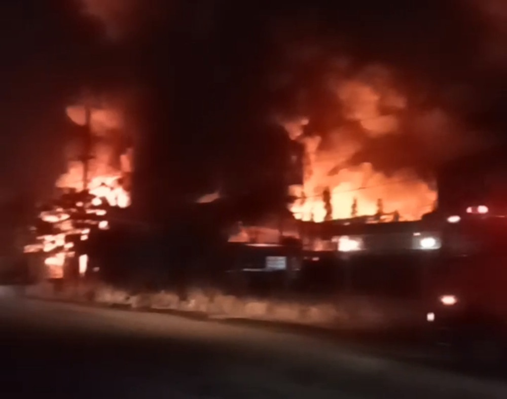 Ngọn lửa bao trùm nhà kho của công ty thuốc bảo vệ thực vật