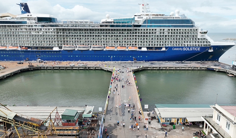 Tàu du lịch biển quốc tế hạng sang Celebrity Solstice