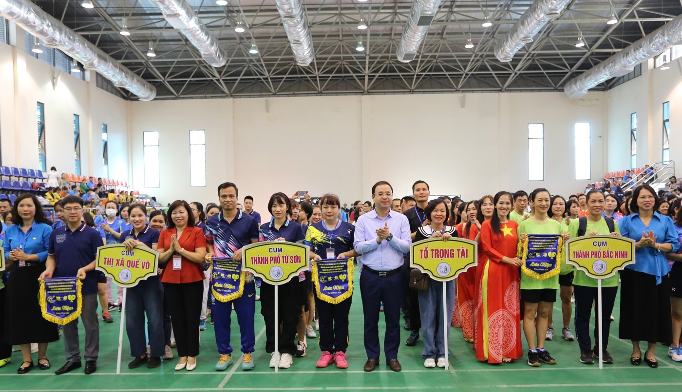 Các đồng chí lãnh đạo Sở Giáo dục và Đào tạo, Công đoàn ngành Giáo dục, Liên đoàn Lao động tỉnh trao Cờ lưu niệm cho các đơn vị tham dự giải. Các đồng chí lãnh đạo Sở Giáo dục và Đào tạo, Công đoàn ngành Giáo dục, Liên đoàn Lao động tỉnh trao Cờ lưu niệm cho các đơn vị tham dự giải.