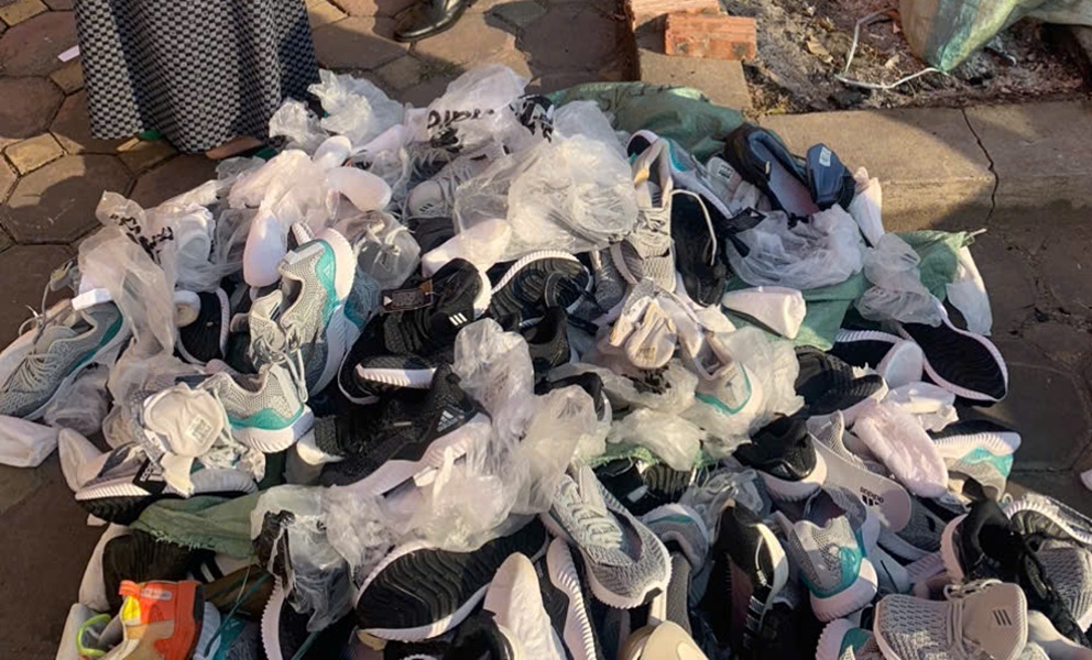 Những đôi giầy thể thao giả mạo nhãn hiệu bị thu giữ Những đôi giầy thể thao giả mạo nhãn hiệu bị thu giữ