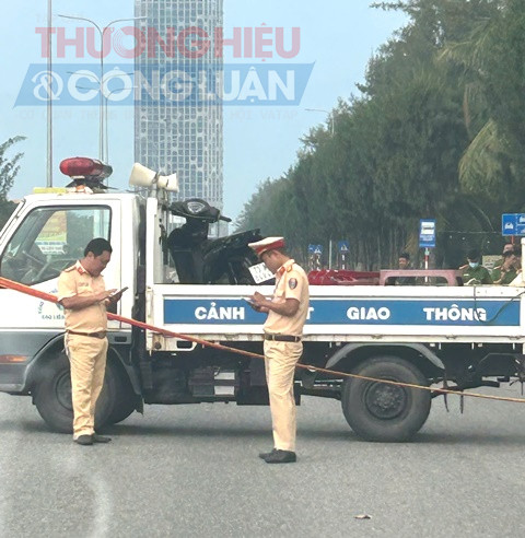 Công an quận Liên Chiểu, TP. Đà Nẵng đang phân luồnh giao thông đoạn đường Nguyễn Tất Thành, thuộc phường Hòa Hiệp Nam