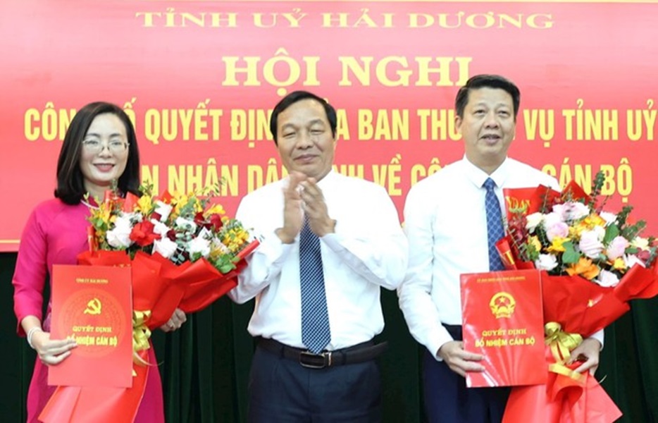 Ông Lê Văn Hiệu, Phó Bí thư Thường trực Tỉnh uỷ, Trưởng Đoàn Đại biểu Quốc hội tỉnh Hải Dương, trao quyết định và chúc mừng 2 cán bộ được điều động, bổ nhiệm chức vụ mới.