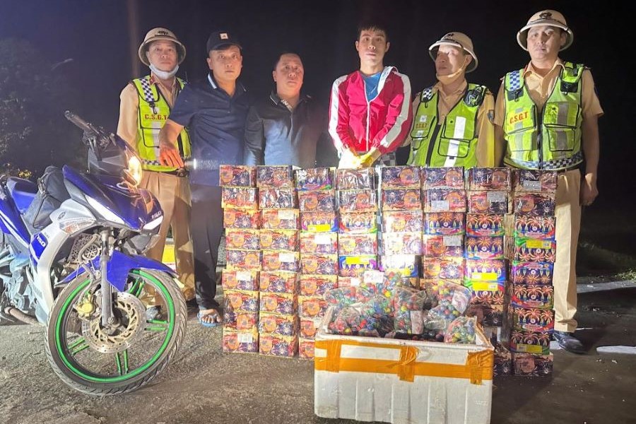 Bắt giữ đối tượng vận chuyển hơn 120kg pháo hoa và 3.000 quả pháp bi