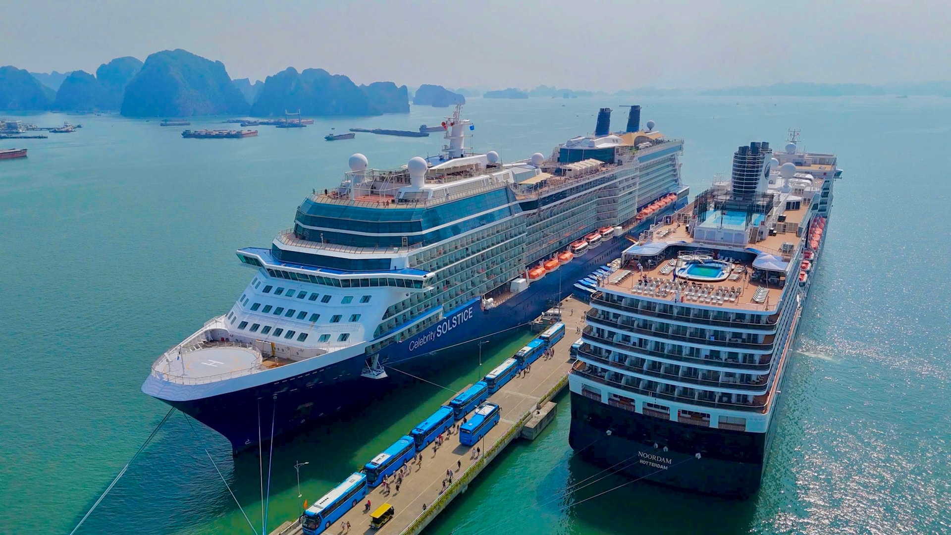 2 tàu biển Noordam và Celebrity Solsitce đưa hơn 4.700 khách du lịch quốc tế đến Quảng Ninh.