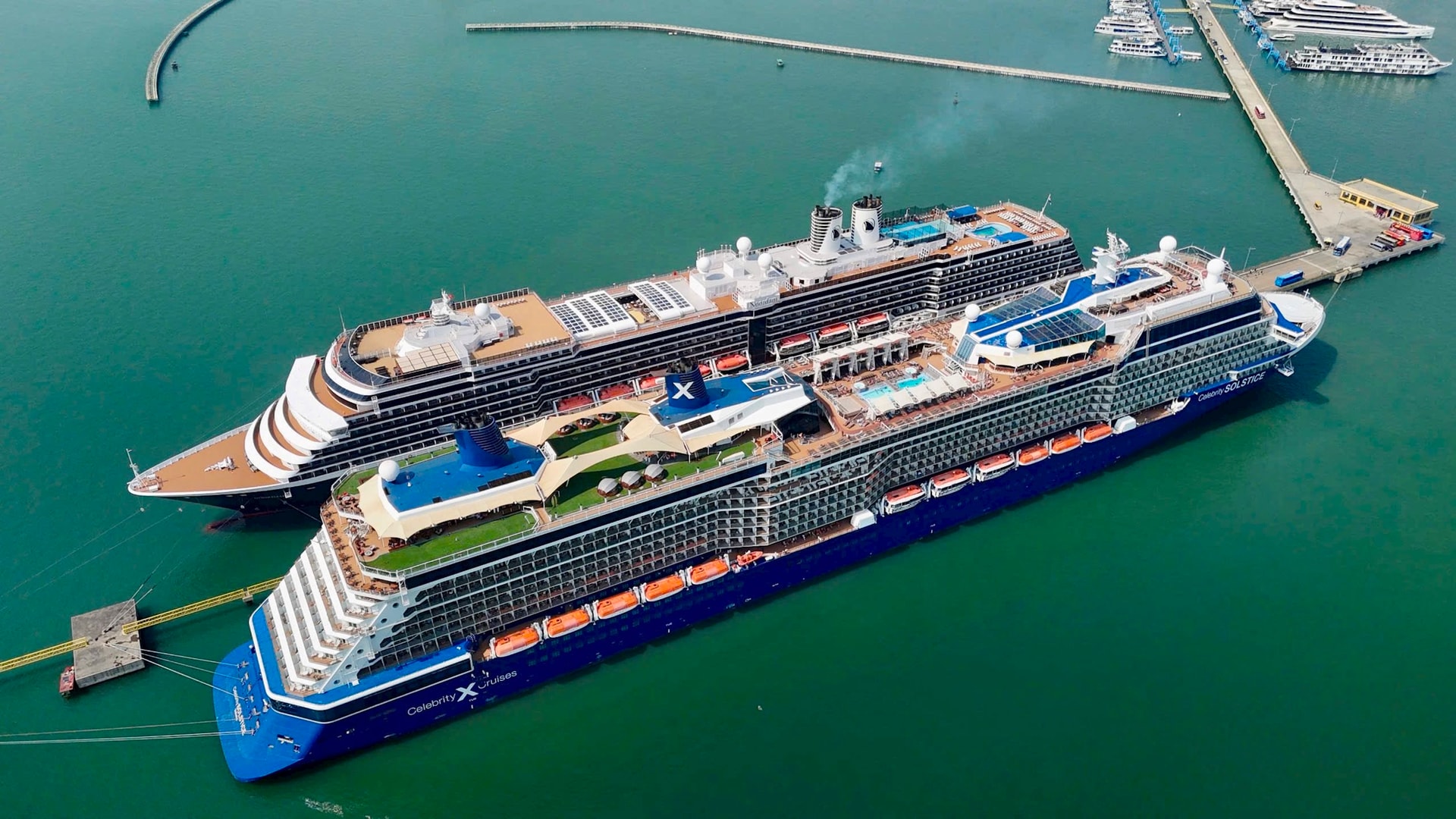 Tàu biển Noordam và Celebrity Solstice lần lượt cập Cảng tàu khách quốc tế Hạ Long vào 8h và 10h sáng nay (12/11).