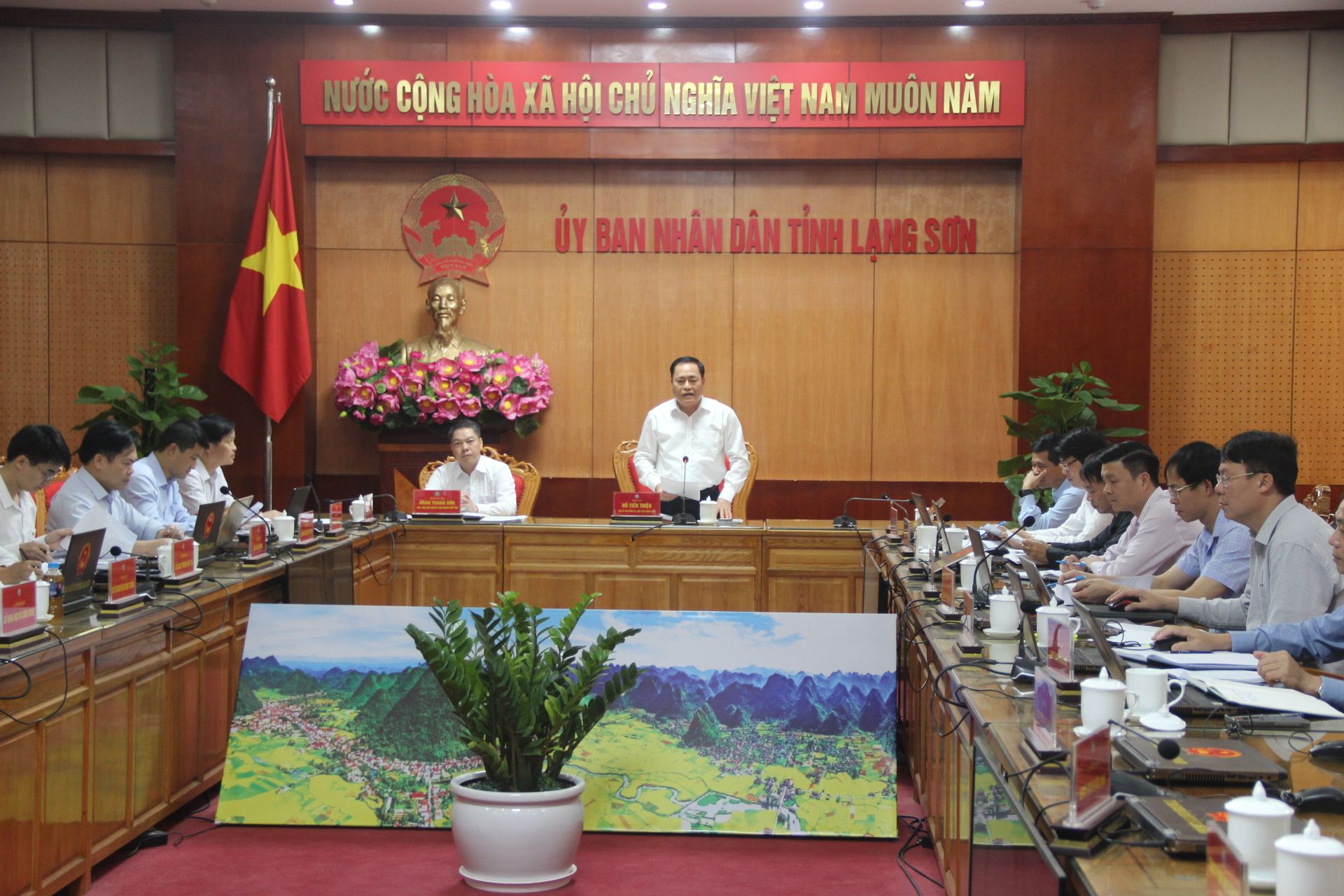 Quang cảnh cuộc họp