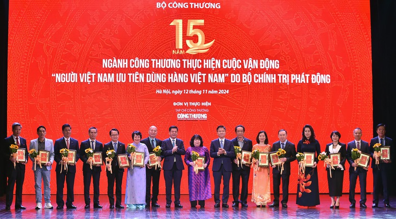 Phó Thủ tướng Lê Thành Long trao Kỷ niệm chương cho các đơn vị, doanh nghiệp tham gia Cuộc vận động 