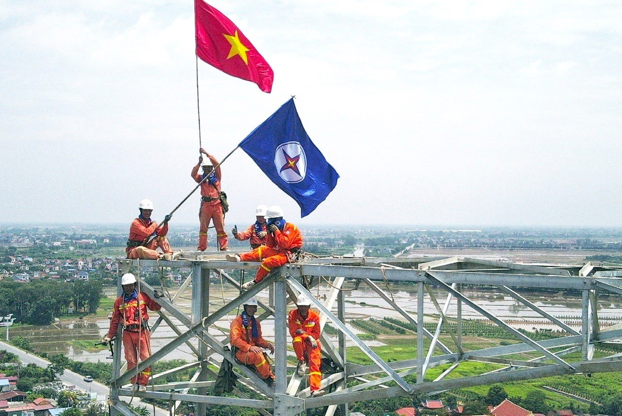 Nhóm công nhân đến từ khu vực Đông Bắc ăn mừng khi thi công đến độ cao cuối cùng của cột