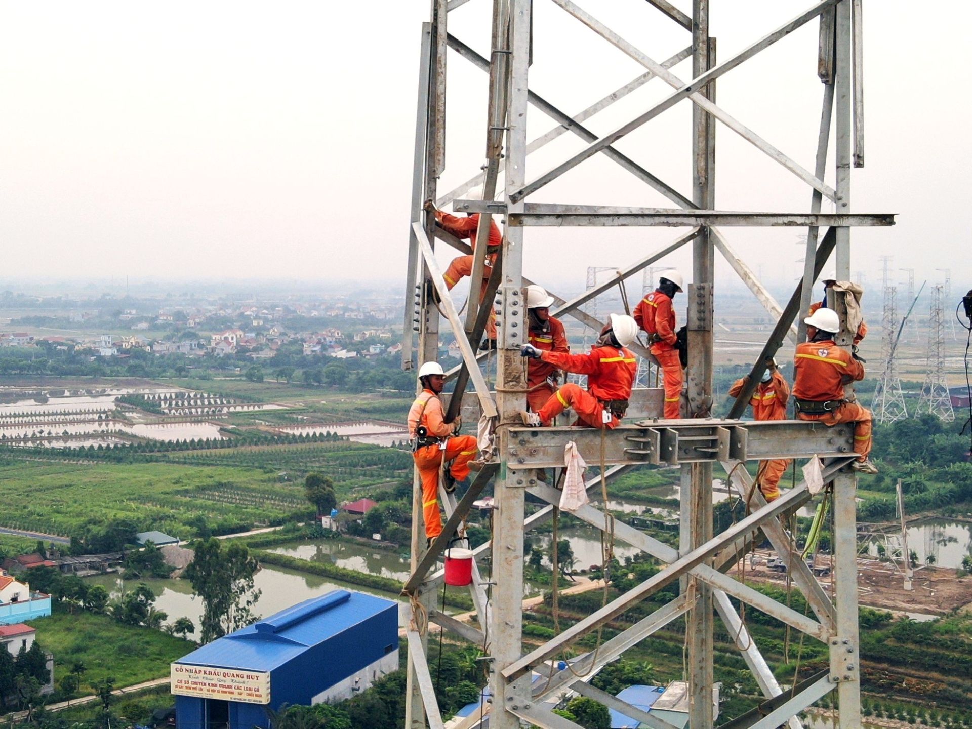 Đội ngũ kỹ sư thi công trên cao phải có sức khỏe và kỹ thuật tốt