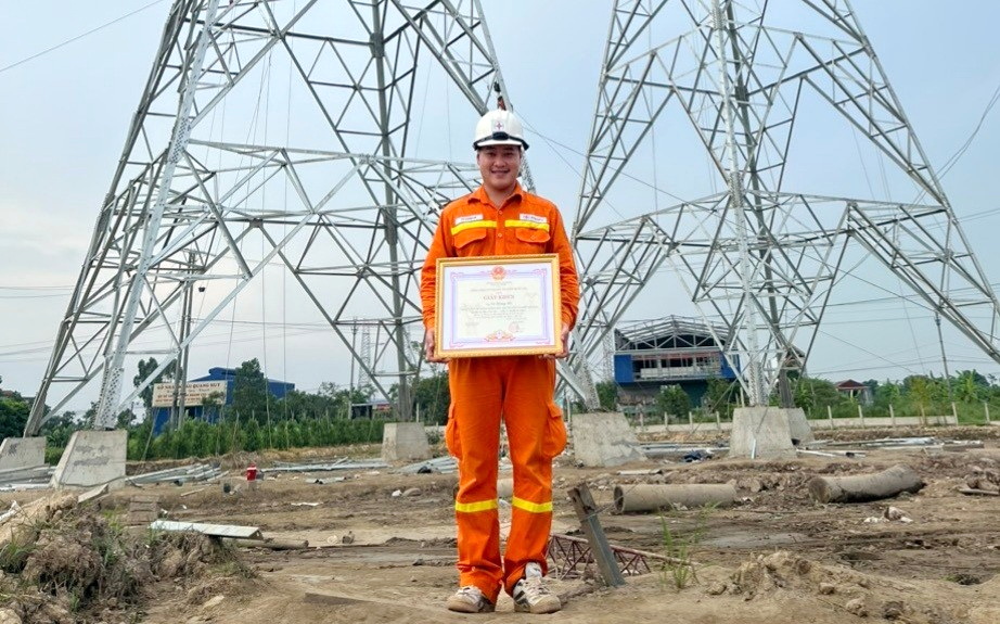 Đoàn viên trẻ trong đơn vị nhận bằng khen vì có thành tích xuất sắc