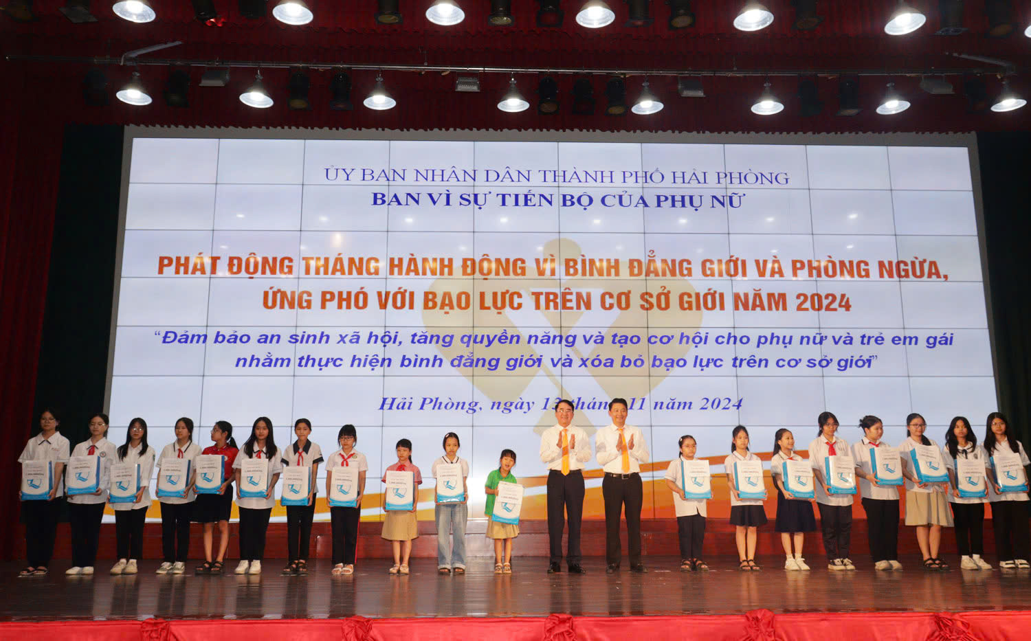 Lãnh đạo TP. Hải Phòng trao học bổng cho trẻ em.