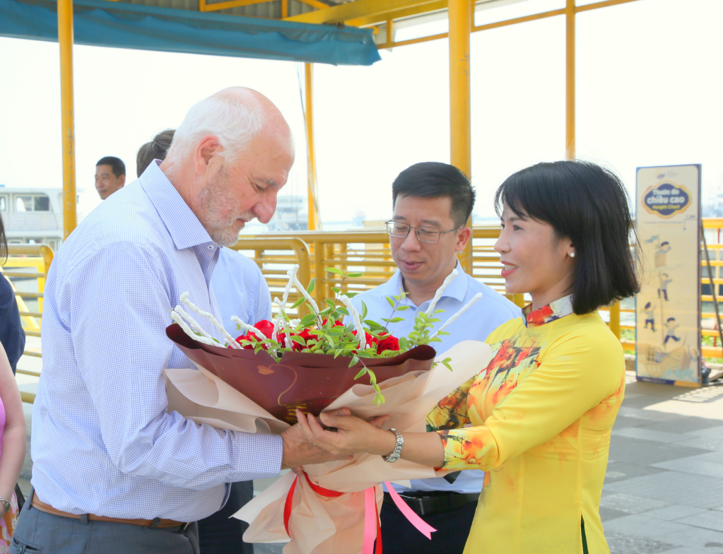 Bà Nguyễn Thị Kim Nhàn, Phó Trưởng Ban Tuyên giáo Tỉnh ủy, thay mặt lãnh đạo tỉnh Quảng Ninh tặng hoa chào mừng đồng chí Emilio Jose Ribera, Phó Trưởng Ban Đối ngoại Trung ương và các thành viên trong đoàn đại biểu Đảng Công lý Argentina.