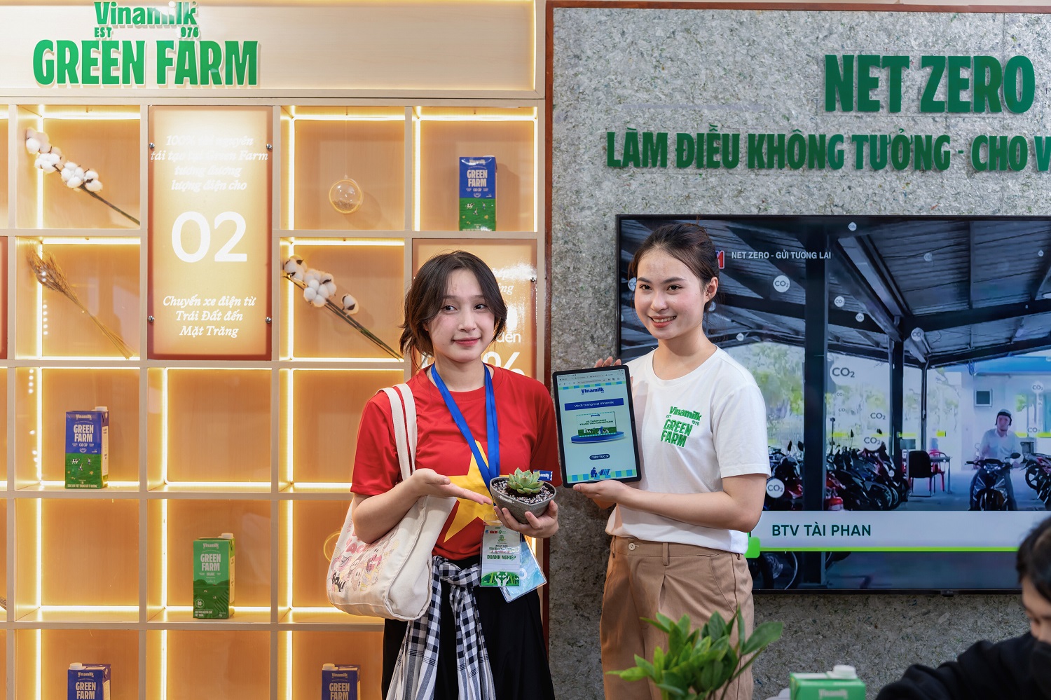 Đặc biệt, Vinamilk tặng nhiều quà “khủng” cho khách tham gia, bao gồm các vé đi tham quan trang trại Vinamilk Green Farm. Đã có 30 vé được trao tặng thay vì 20 vé như kế hoạch ban đầu, do hoạt động này nhận được sự ủng hộ từ hơn 200 lượt khách tham gia.