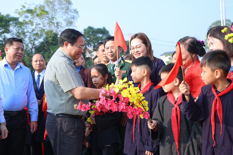 Đông đảo bà con các dân tộc và các cháu thiếu nhi trên địa bàn khu dân cư nhiệt liệt chào đón Thủ tướng và các đại biểu - Ảnh: VGP/Nhật Bắc