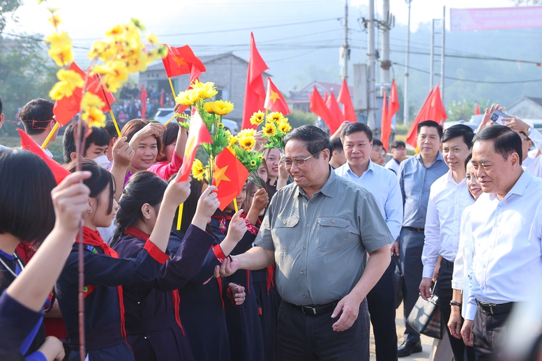 Đông đảo bà con các dân tộc và các cháu thiếu nhi trên địa bàn khu dân cư nhiệt liệt chào đón Thủ tướng và các đại biểu - Ảnh: VGP/Nhật Bắc