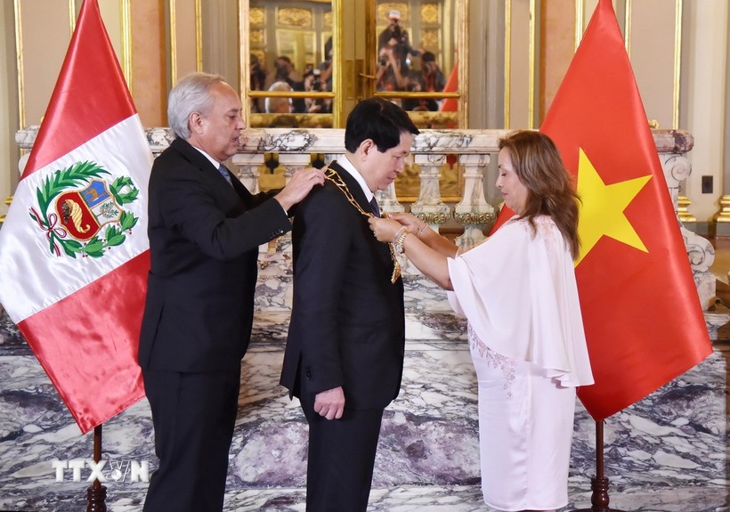 Tổng thống Dina Ercilia Boluarte Zegarra trao Huân chương “Mặt trời Peru” cấp Đại Thập tự tặng Chủ tịch nước Lương Cường. (Ảnh: Lâm Khánh/TTXVN)