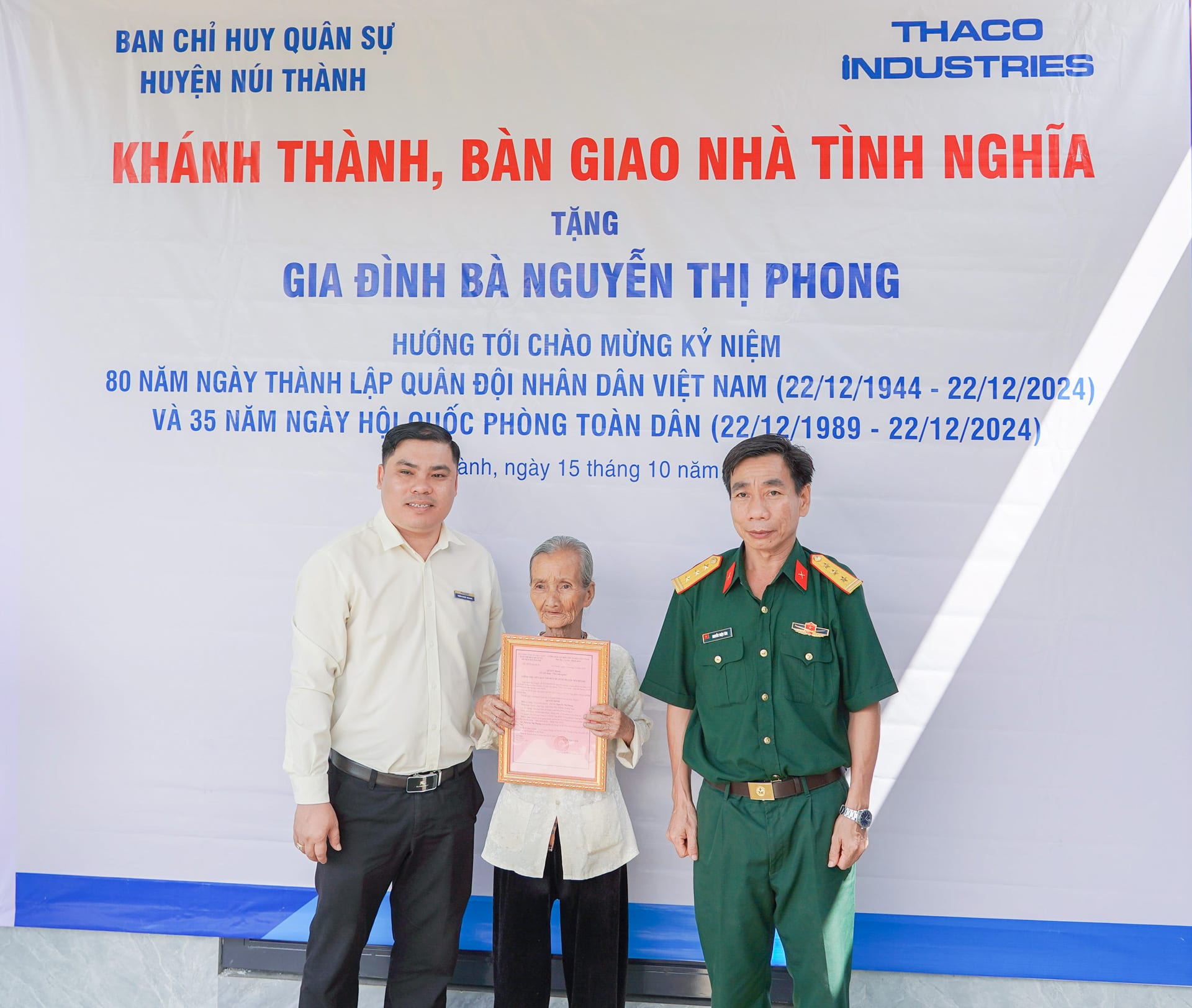 Trao quyết định bàn giao nhà tình nghĩa cho bà Nguyễn Thị Phong (xã Tam Sơn, huyện Núi Thành)