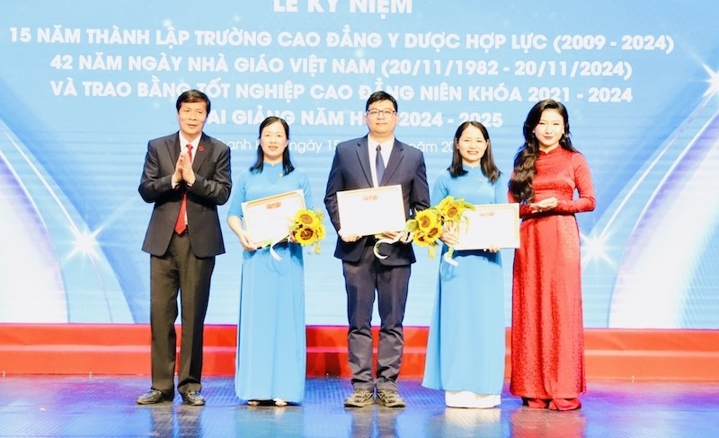 HĐQT Trường Cao đẳng Y Dược Hợp Lực trao thưởng cho các tập thể có thành tích xuất sắc trong năm học 2023 - 2024.