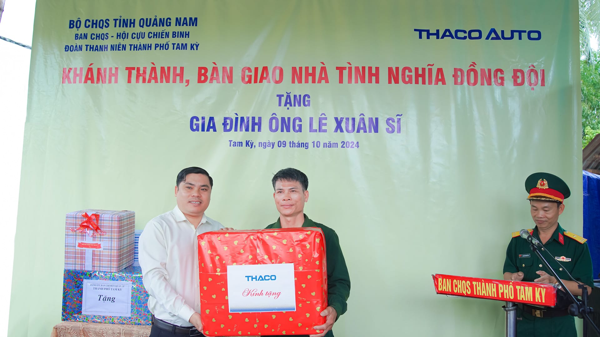 Bàn giao nhà và trao quà cho ông Lê Xuân Sĩ (xã Tam Thăng, TP. Tam Kỳ)