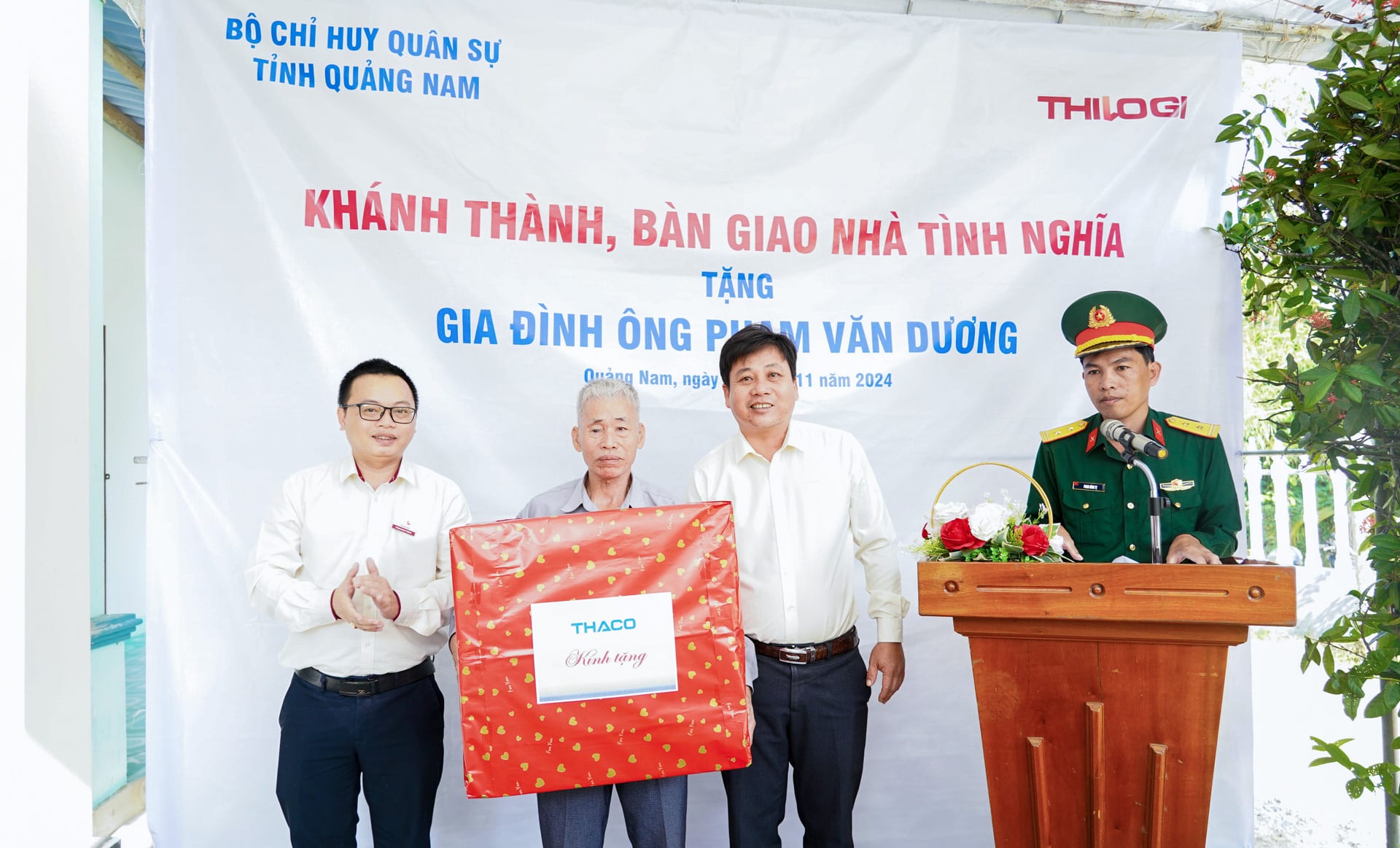 Bàn giao nhà và trao quà cho ông Phạm Văn Dương (xã Bình Đào, huyện Thăng Bình)