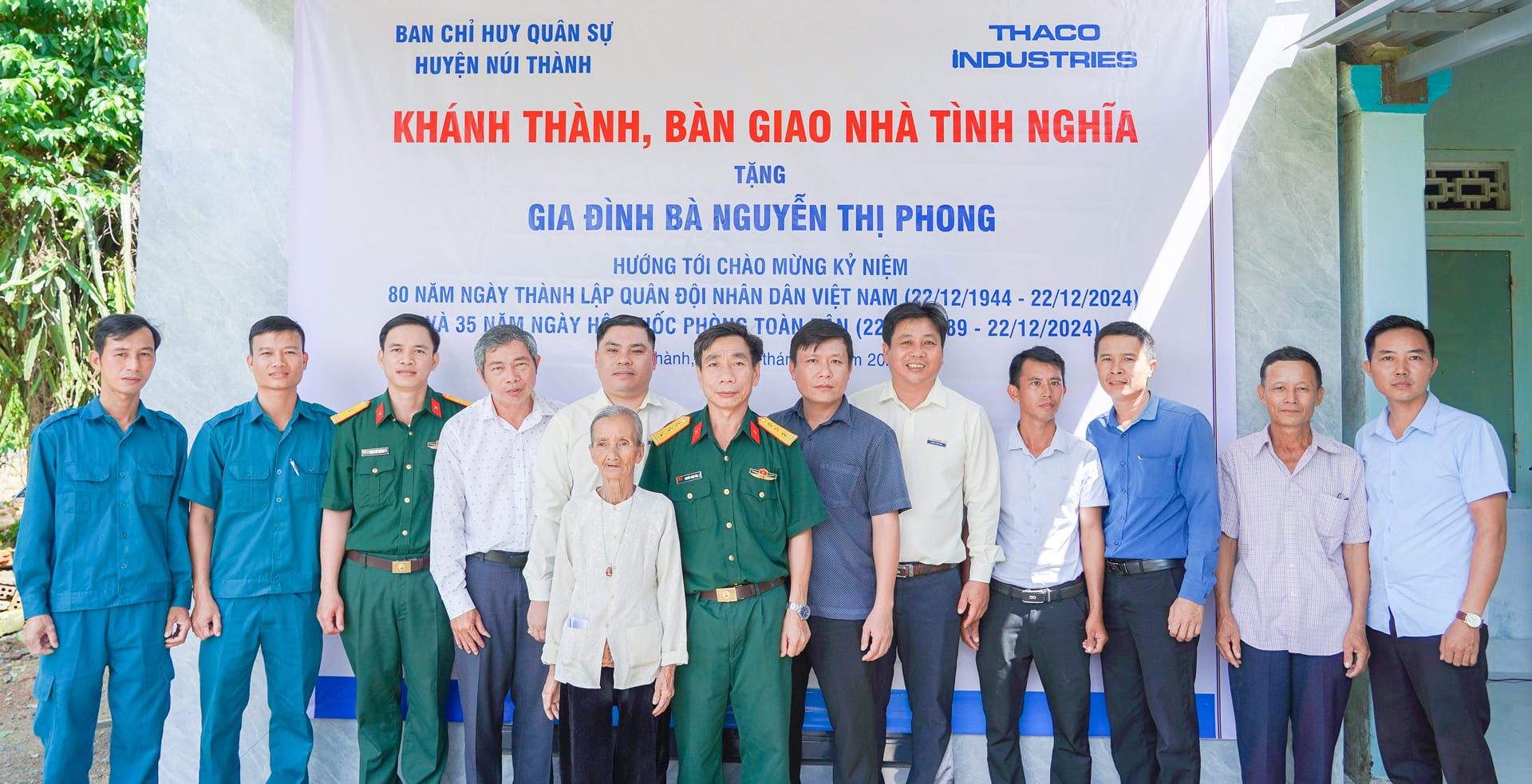 Đại diện Lãnh đạo THACO Chu Lai, Ban CHQS huyện Núi Thành và gia đình chính sách chụp hình lưu niệm