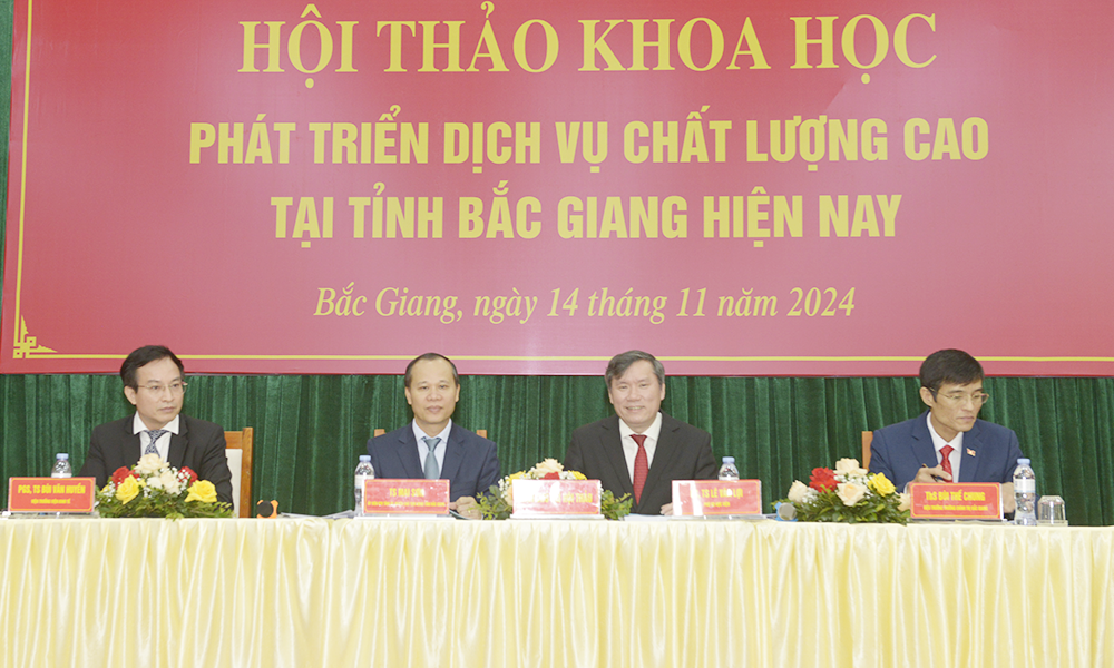 Các đồng chí chủ trì hội thảo.