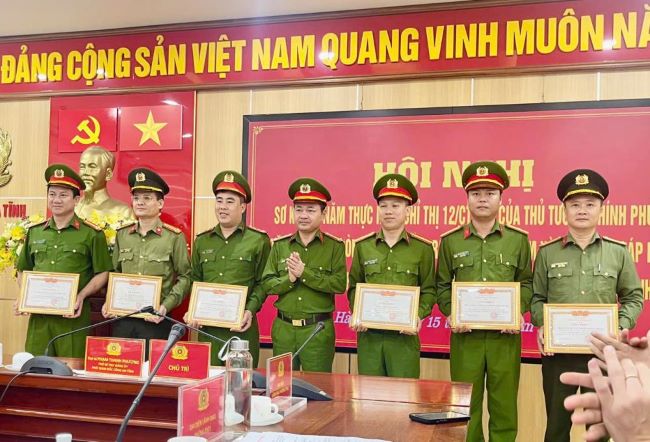 Đại tá Phạm Thanh Phương - Phó Giám đốc Công an tỉnh Hà Tĩnh trao giấy khen cho các tập thể, cá nhân có thành tích xuất sắc.