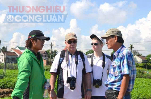 “Thật thú vị khi mình vừa được tận tay nhổ rau ngay tại cánh đồng, rồi sau đó lại được ăn rau tươi ngon ngay tại nơi trồng ra nó. Nhất định tôi sẽ trở lại nơi này trong những lần đến Hội An tiếp theo”, anh Anna Zhang, du khách Canada hào hứng nói với Phóng viên Thương hiệu & Công luận. Ảnh: Làng rau Trà Quế Hội An