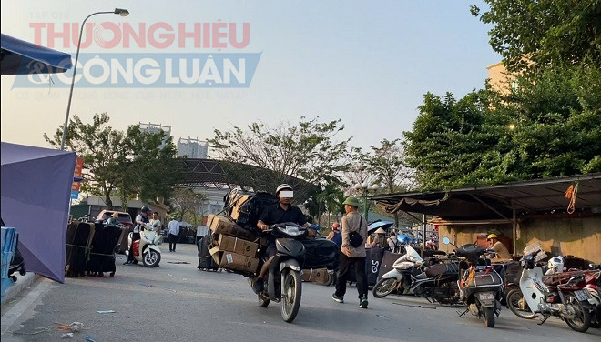 ... rồi chuyển đi nơi khác dỡ hàng