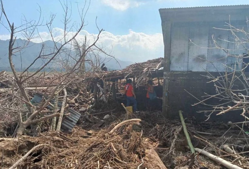 Người dân thu dọn đống đổ nát sau khi bão Usagi quét qua tỉnh Cagayan (Philippines) ngày 15/11/2024. (Ảnh: Reuters/TTXVN)