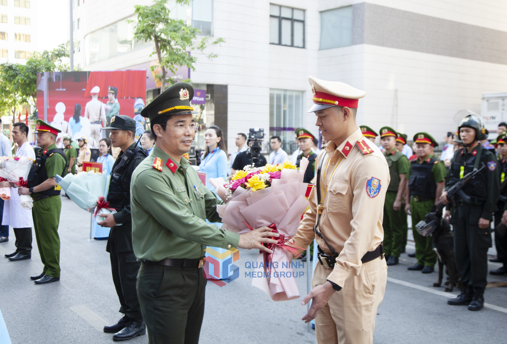 Ông Trần Văn Phúc, Giám đốc Công an tỉnh Quảng Ninh tặng hoa các lực lượng tham gia diễn tập.