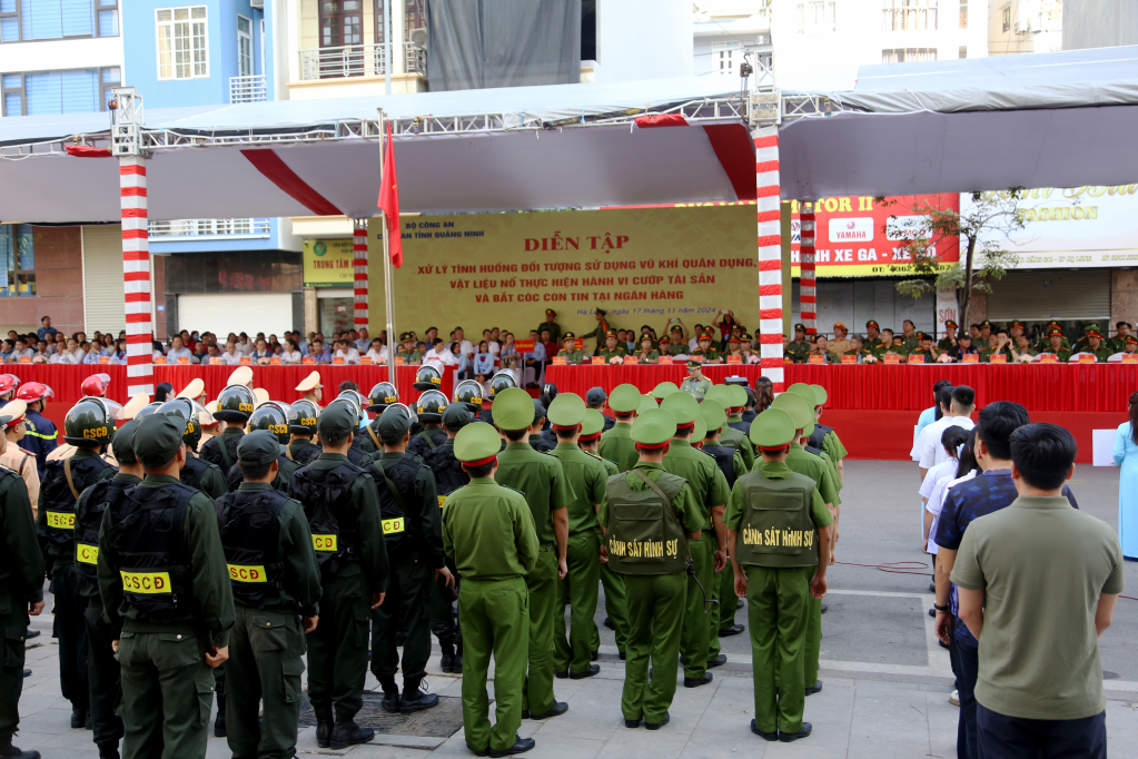 Hơn 200 cán bộ, chiến sỹ công an cùng cán bộ, nhân viên ngân hàng tham gia buổi diễn tập.