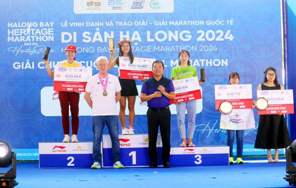 BTC trao giải cho các nữ runner xuất sắc nhất hoàn thành nội dung full marathon, cự ly được đánh giá cao nhất của các giải chạy Marathon.